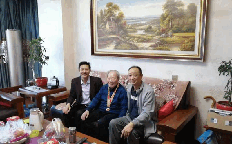 慰問公司榮獲中共中央、國務(wù)院、中央軍委頒發(fā)的“慶祝中華人民共和國成立70周年”紀(jì)念章的老黨員、離休干部胡成金同志_副本_副本